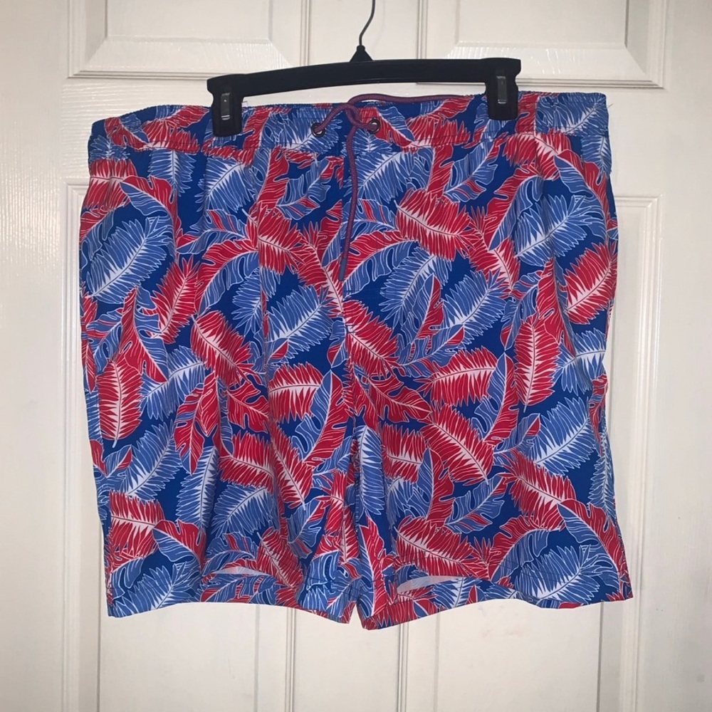 Vibrant Leaf Pattern Men's Athletic Shorts